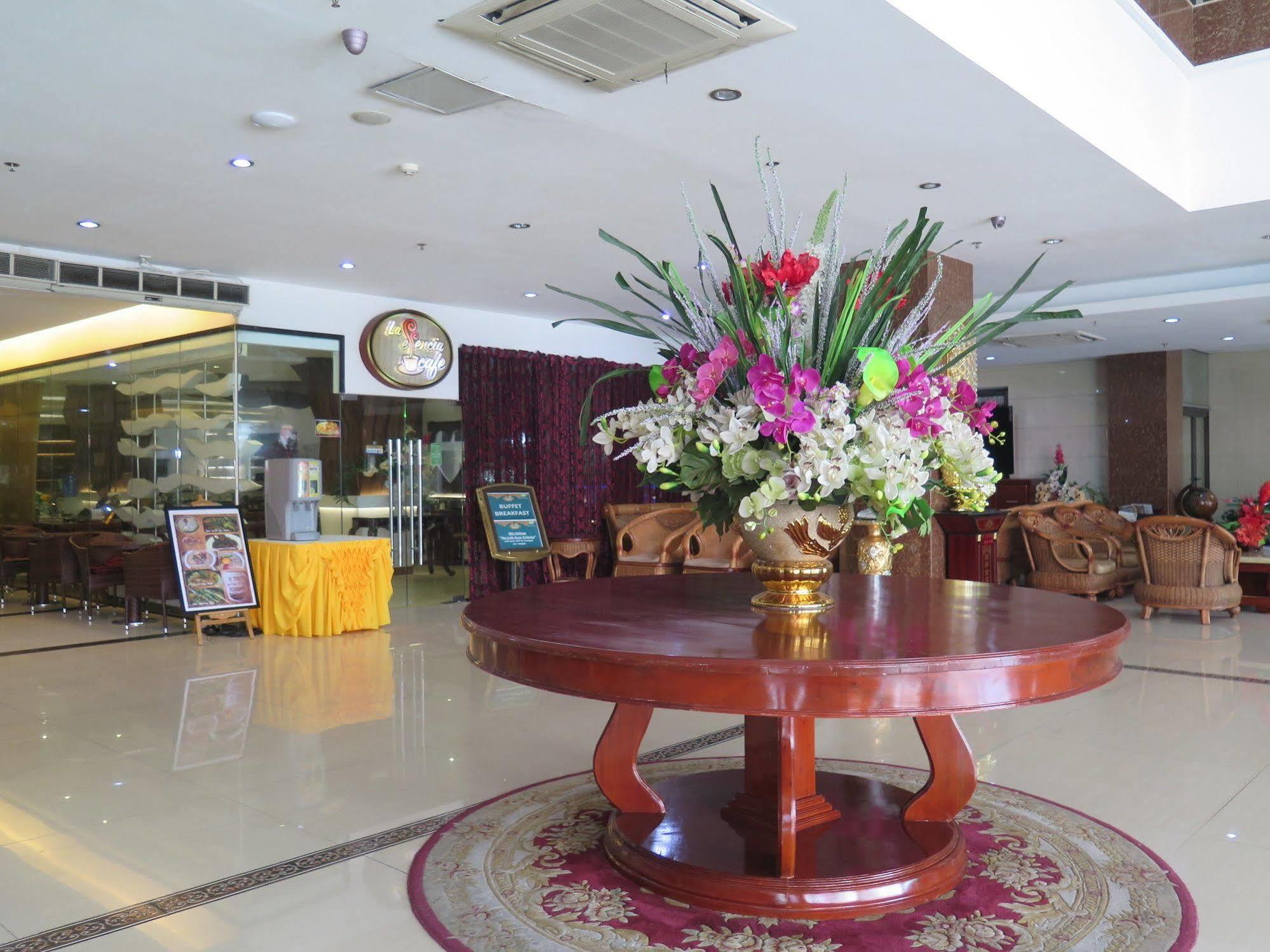 โรงแรม เอสเซนเซีย Dumaguete City ภายนอก รูปภาพ